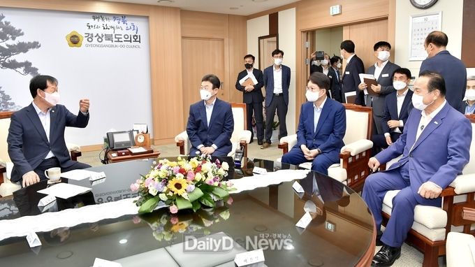 10월 8일 이철우 도지사가 권영진 대구시장, 김영만 군위군수와 함께 경북도의회 회장단‧상임위원장 연석회의를 예방하고, 군위군의 대구시 편입에 대한 협조를 요청하고 있다.
