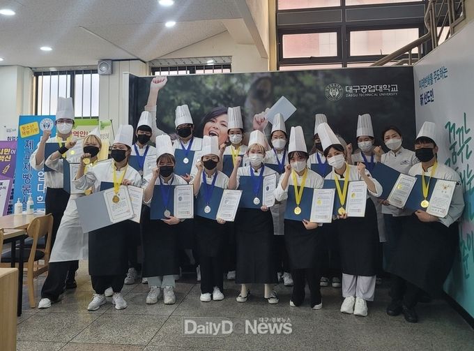 대구공업대학교 호텔외식조리계열이 '2021년 부산국제AF아티산 페스티벌'에서 전원 수상하고 기념촬영을 하고 있다. (사진=대구공업대학교 제공)