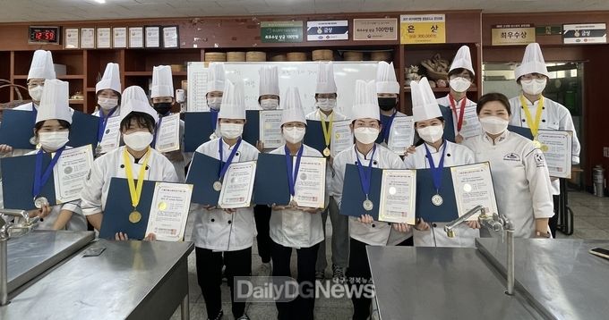대구공업대학교 호텔외식조리계열 일반계고직업교육 위탁 제과제빵과정이 2021년 부산 국제 AF 아티산 페스티벌에 출전해 전원 수상하고 기념촬영을 하고 있다. (사진=대구공업대 제공)