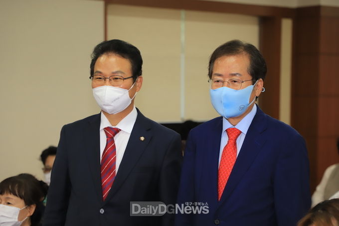 홍준표 국민의힘 대선 경선 후보와 김용판 대구 달서구병 국회의원이 9일 대구 달서병 당원협의회 간담회를 마치고 기념촬영을 하고 있다. (사진=이준호 기자)