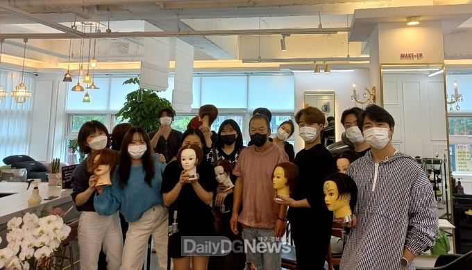 대구공업대학교 헤어디자인과 학생들이 산학 맞춤 주문식 프로그램 창의적 헤어디자인 인재 양성과정 교육을 실시하고 기념촬영을 하고 있다. (사진=대구공업대 제공)