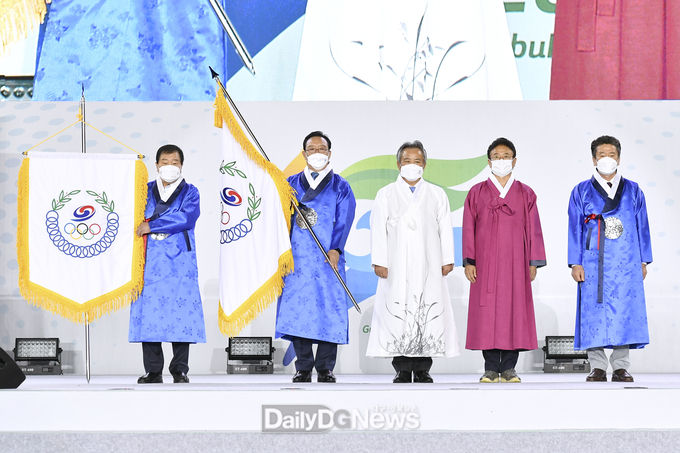 경상북도가 제102회 전국체육대회 폐회식를 10월 14일 구미 시민운동장에서 내빈 및 선수·임원 등이 참석한 가운데 개최하고 있다.