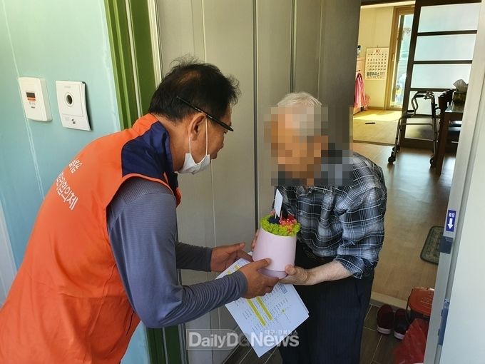 울릉읍 지역사회보장협의체, 행복나눔 반려식물 등 전달