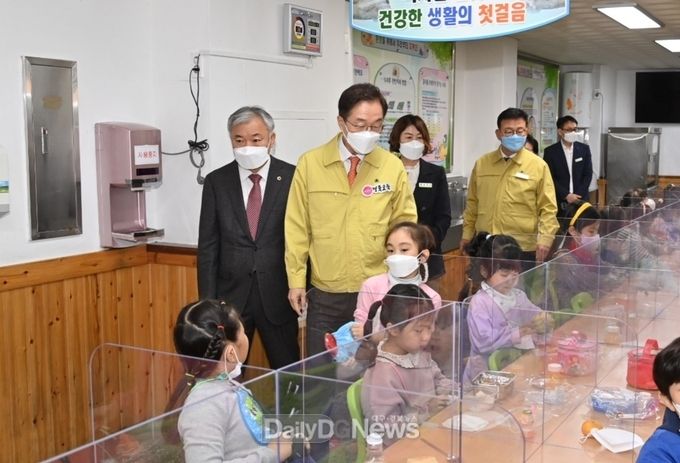 10월 20일 임종식교육감은 학교급식이 중단된 학교를 방문해 파업에 따른 현장의 어려움을 경청하고, 교직원들을 격려하고 있다.