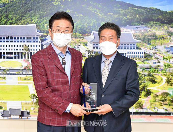  봉화군 가축방역평가 최우수상 수상(오른쪽부터 신종길 농정축산과장, 이철우 도지사).