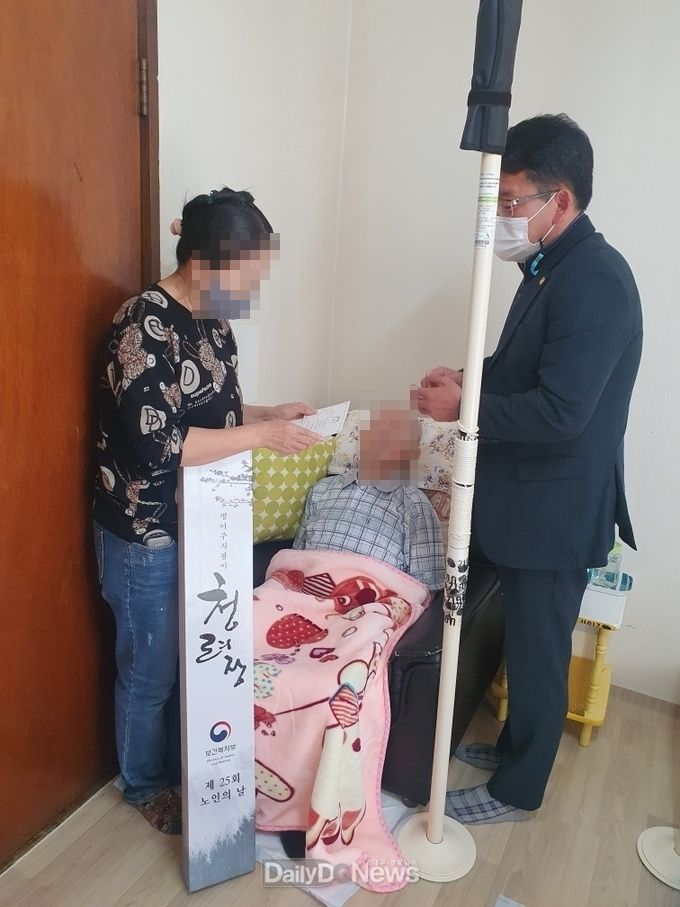 경산시 동부동, 2021년 노인의 날 맞아 100세 어르신에게 장수지팡이 ‘청려장’ 전달