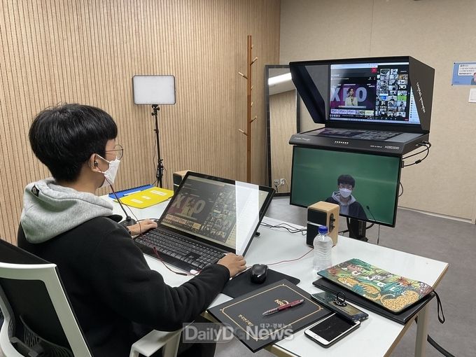 대구보건대학교 방사선과 유이창 학생이 20일, 실시간 온라인 산학EXPO 시상식에 참석하고 있다. (사진=대구보건대 제공)