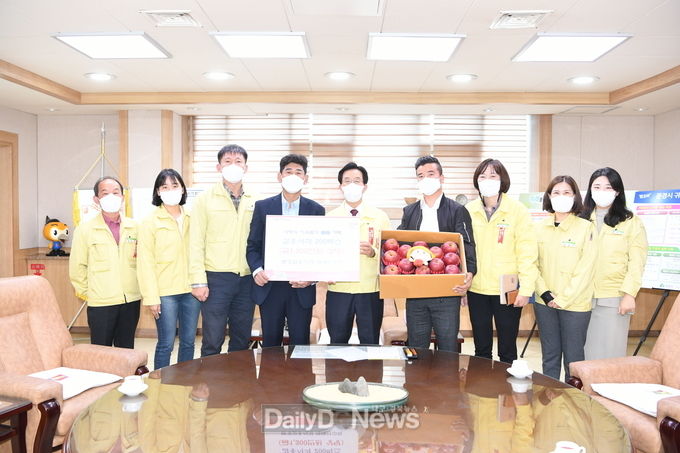 문경감홍사과재배연구회, 문경시에 감홍사과 200상자 기탁