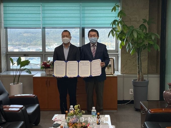 계명대학교 산학인재원과 한국안광학산업진흥원의 업무협약 체결 모습. (왼쪽 김범준 계명대 산학인재원장, 오른쪽 진광식 한국안광학산업진흥원장). (사진=계명대 제공)