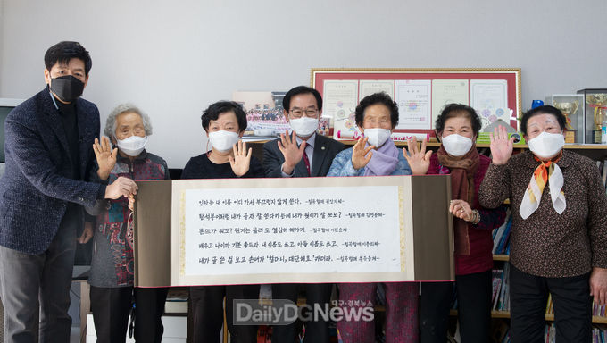 방송인 출신 역사학자로‘칠곡할매글꼴 홍보대사’를 맡고 있는 정재환 성균관대 교수가 최근 칠곡군 금남2리 마을회관에서 백선기 칠곡군수와 칠곡할매글꼴 주인공인 다섯 분의 할머니와 자리를 함께했다.