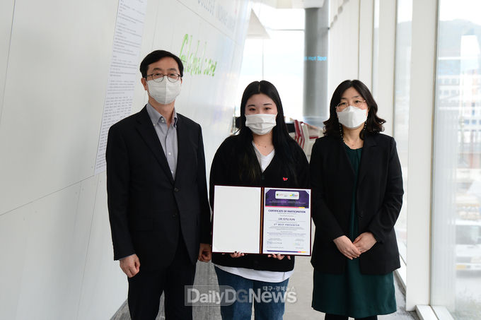 인도네시아 대학생 학회에서 우수발표자 수상을 한 이규은 학생(가운데)과 김경용 국제교류원장(왼쪽), 간호학과 송미령 교수(오른쪽)가 기념촬영을 하고 있다. (사진=대구보건대 제공)