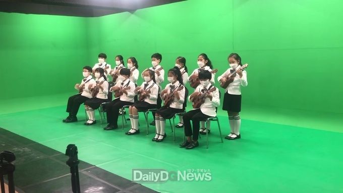 들안길초 우쿨렐레 동아리 학생들이 ‘제2회 대구 메이커 페스타’ 온라인 개막식 축하 공연 사전 크로마키 촬영을 하고 있는 모습. (사진=대구시교육청 제공)