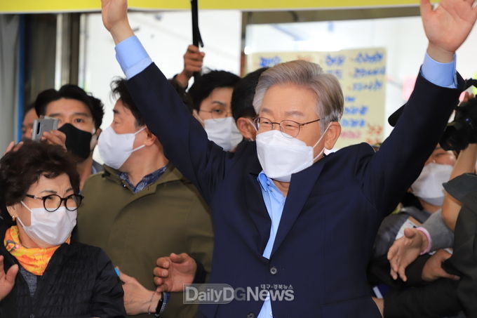 이재명 더불어민주당 대통령 후보가 5일 서문시장을 방문하고 환호하는 시민들에게 두 손 들어 답하고 있다. (사진=이준호 기자)
