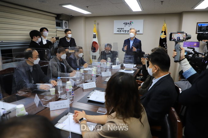이재명 더불어민주당 대통령 후보가 5일 대구 서문시장 상가연합회를 찾아 상인들과 간담회를 가지고 있다. (사진=이준호 기자)