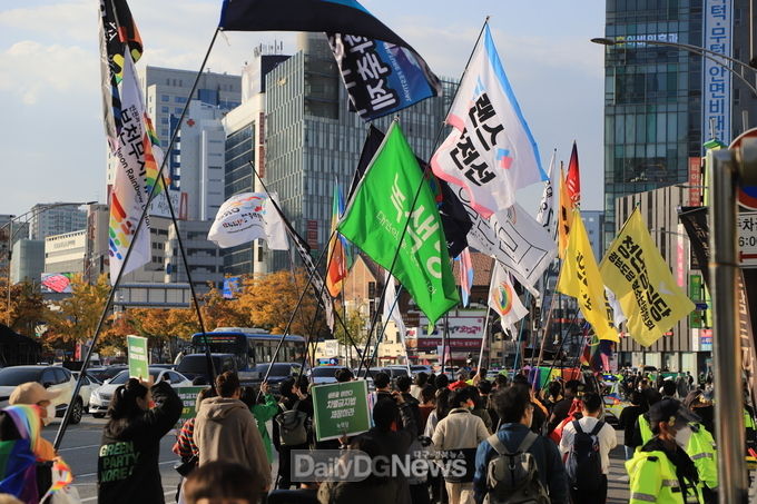 ‘제13회 대구퀴어문화축제’ 거리 행진 모습. (사진=이준호 기자)