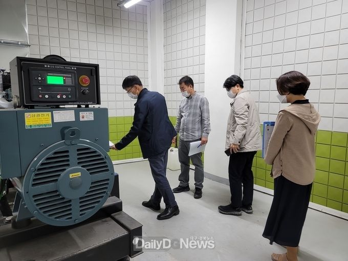 대구시교육청 컨설팅단이 학교 전기시설을 점검하는 모습. (사진=대구시교육청 제공)