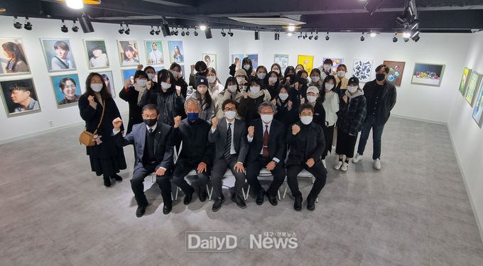 계명대학교 회화과 학셍들이 대구아트파크에서 ‘대구에 색(色) 들이다'展을 개최하고 기념촬영을 하고 있다. (사진=계명대 제공)
