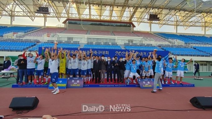 칠곡군 제공) 경북리그 우승팀들의 시상 후 환호하는 모습, 좌로부터 군부 우승팀 칠곡왜관푸르너스FC, 시부 우승팀 구미태풍FC