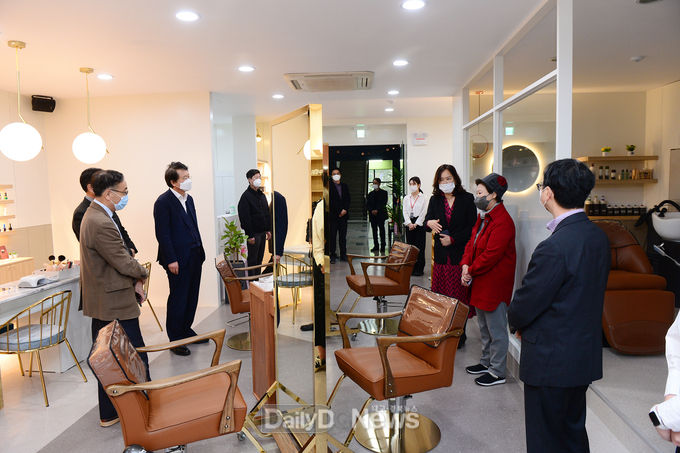 남성희 대구보건대학교 총장과 대학 관계자들이 뷰티스파라운지를 둘러보고 있다. (사진=대구보건대 제공)