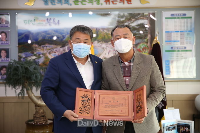  권영준 봉화군의회의장(왼쪽)과 황재현 봉화군의회의원이 지방의회 30주년 기념표창패를 들고 기념촬영을 했다