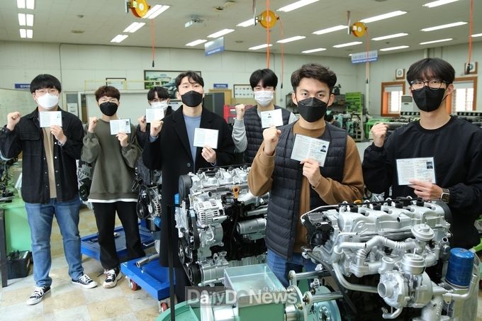 구미대학교 자동차기계공학부 학생들이 최근 자동차정비산업기사 국가기술자격증 시험에서 응시자 전원이 합격하고 교내 실습장에서 기념촬영을 하고 있다.