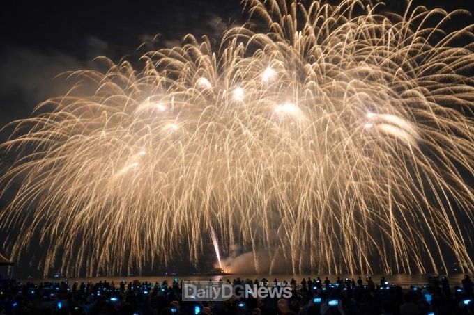 포항국제불빛축제 위드코로나 속 하이브리드 축제로 성료