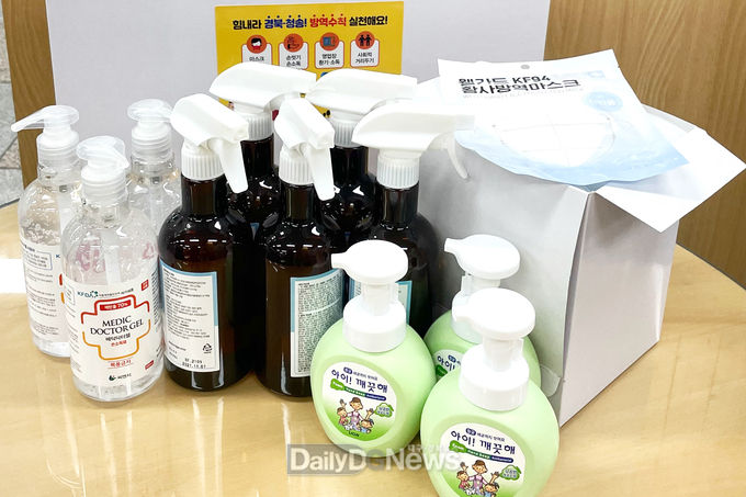 청송군, 단계적 일상회복 전환 대비 위생업소에 방역꾸러미 배부
