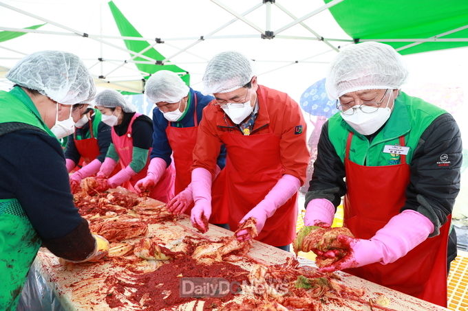 울진군새마을회“사랑으로 버무린 김장김치 행사”펼쳐