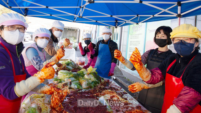 칠곡군 망정1리 주민이은 11월 28일 천안함 생존 장병 54명과 칠곡군 6.25참전용사에게 마스크 4천장을 기부한 고 장철희 해군 일병 모친 원용이(54)씨에게 전달하기 위해 김장김치를 담구로 있다.