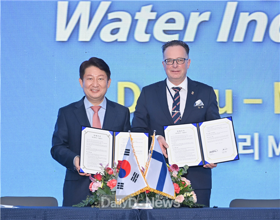 권영진 대구시장과 요우니 리헬라 핀란드 미켈리市 부시장이 양 도시 물 산업 공동발전을 위한 업무협약을 체결하고 있다. (사진=대구시 제공)