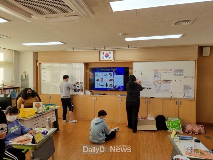 영어마을 선생님과 함께 하는 즐거운 영어공부!(매화초등학교 수업모습)