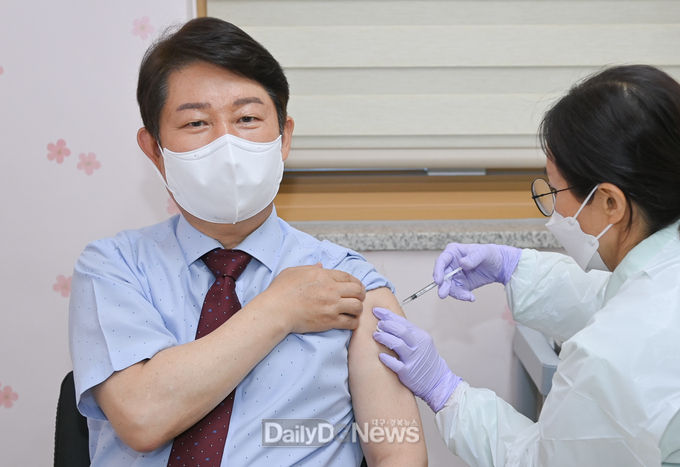권영진 대구시장 코로나19 백신 3차 추가 접종 모습. (사진=대구시 제공)