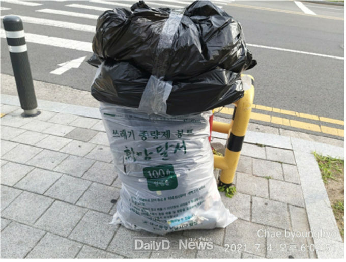 무게 상한 규정을 어긴 100리터 종량제봉투. (사진=대구시 제공)