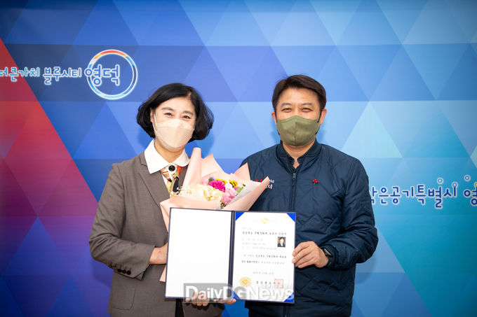 영덕군, 월월이청청 최수양 보유자에게 도 무형문화재 인정서 전달