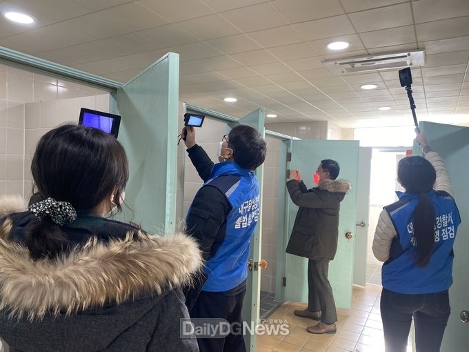 대구시교육청이 경찰서, 구청과 함께 학교 내 몰래카메라를 점검하고 있는 모습. (사진=대구시교육청 제공)