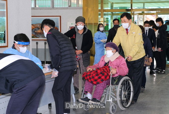 시민운동장에 마련된 선별진료소 찾은 주낙영 경주시장