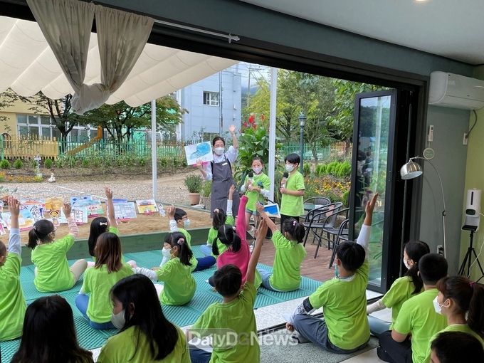 ‘2021년 올해의 스승상’을 수상한 가창초 박미화 선생님이 학생들과 미술수업을 하는 모습, (사진=대구시교육청 제공)