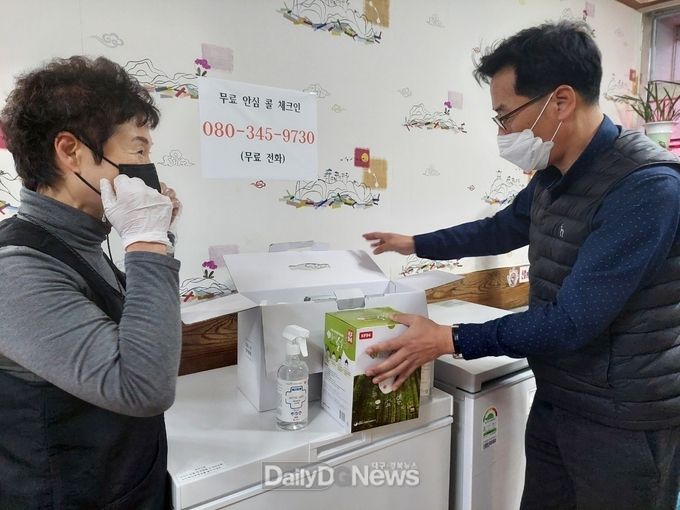 울진군, 위생업소 방역물품꾸러미 배부
