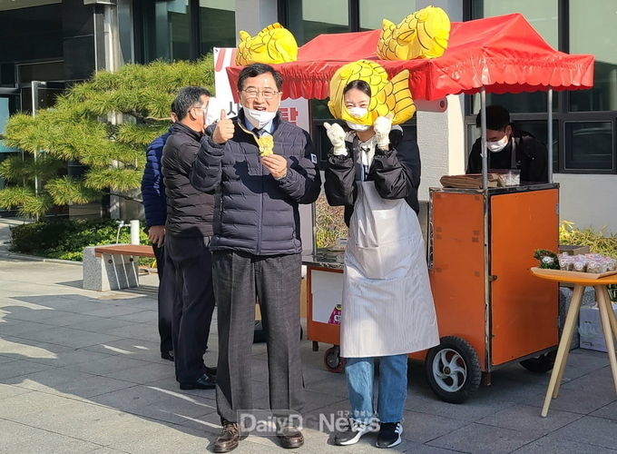 붕어빵 굽는 경주시청 공무원들