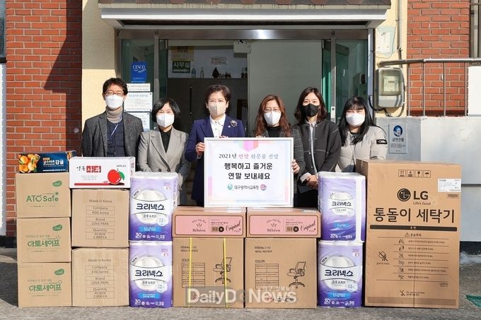 강은희 대구시교육감이 23일 연말을 맞이해 아동복지시설을 방문하고 있다. (사진=대구시교육청 제공)