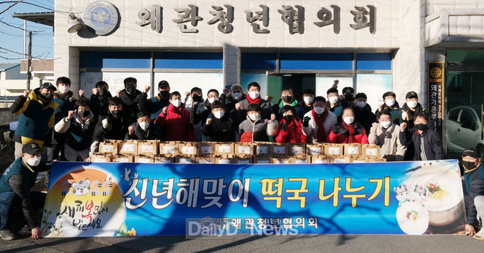 홀몸 어르신 위한‘한우사골’과 국내산 쌀로 만든‘떡국떡’ 전달