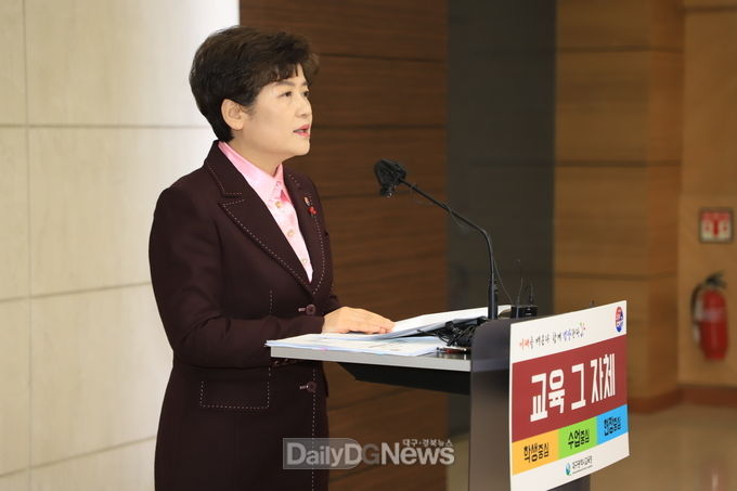 강은희 대구시교육감이 4일 신년 기자간담회에서 학생 행복과 성장을 위한 교육본질에 충실하며 대구미래역량교육을 흔들림 없이 추진하겠다고 밝히고 있다. (사진=이준호 기자)
