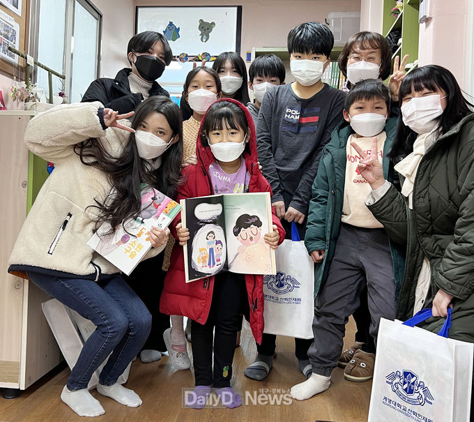 계명대학교 학생들이 창작 동화책 100세트를 지역아동센터에 전달하고 있다. (사진=계명대 제공)