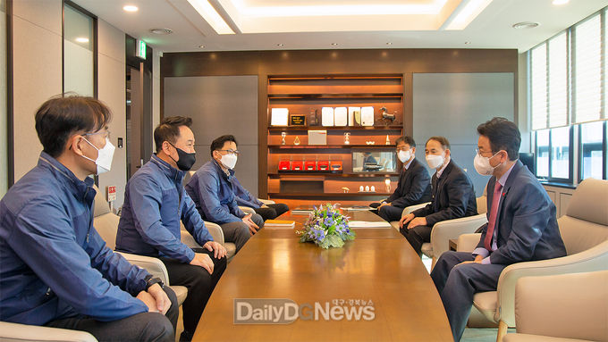  이철우 지사가 1월 11일 구미3 국가산단에 소재한 SK실트론을 방문하여 관계자들과 간담회를 개최하고 있다.