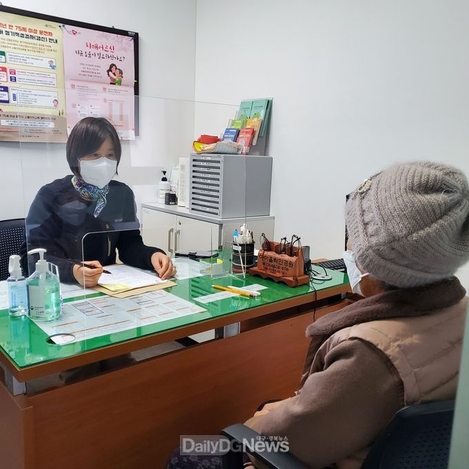 치매안심센터에서 치매 관련 상담 받고 있는 현장 사진