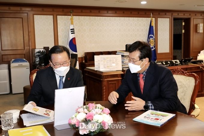  곽용환 고령군수가 13일 김부겸 국무총리를 방문하여 현안사업에 대해 건의하고 있다.
