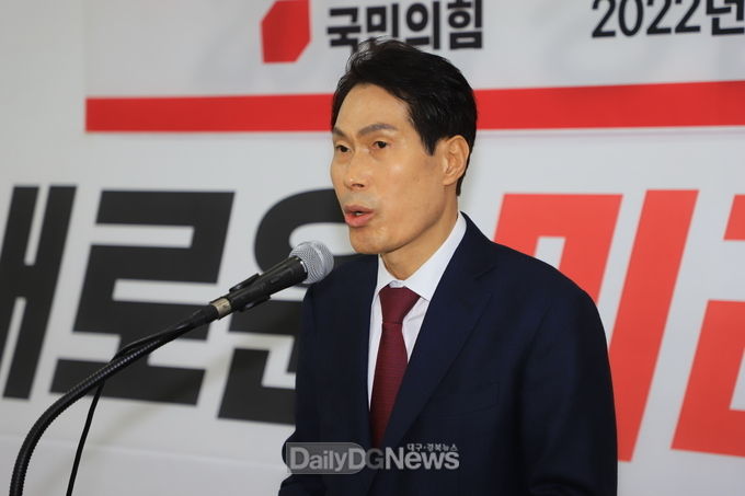 이진훈 전 수성구청장이 14일 대구 중·남구 국회의원 보궐선거 출마 선언을 하고 있다. (사진=이준호 기자)한다고 선언