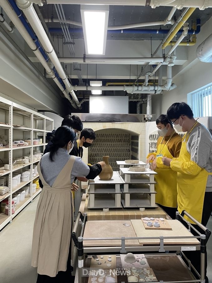 대구특수교육원 장애학생 맞춤형 겨울방학 프로그램 중 도예 가마실작업 모습. (사진=대구시교육청 제공)