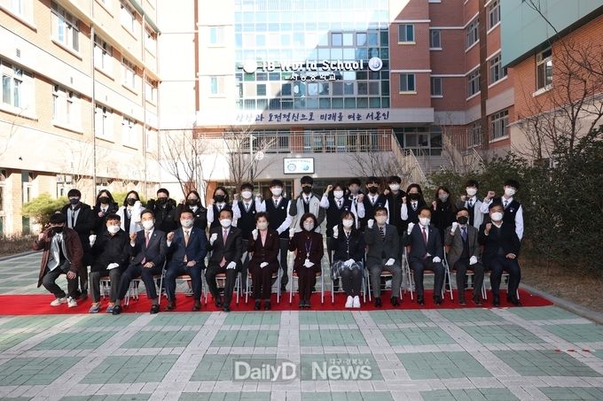 대구 서동중학교 IB 월드스쿨 인증 기념행사를 가지고 단체촬영을 하고 있다. (사진=대구시교육청 제공)