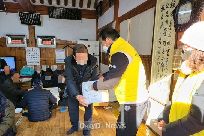 경주시종합자원봉사센터, 경로당 떡국 떡 나눔 행사 펼쳐